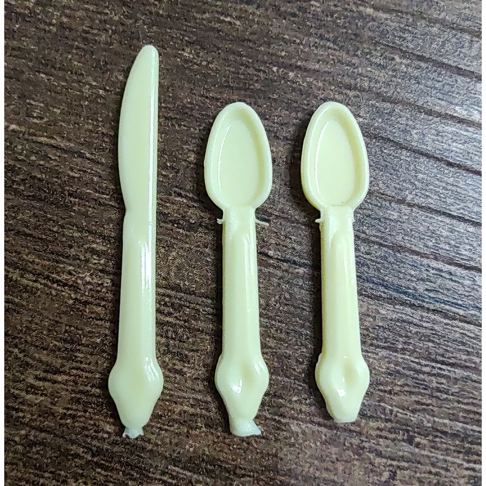 Dollhouse Miniature Lot 2 Spoons & 1 Knife Light Yellow Z26